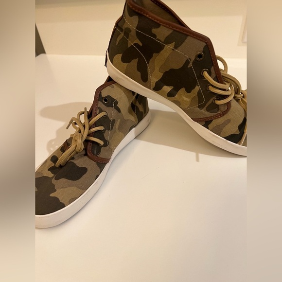 POLO CANVAS W/LEATHER TRIM CAMOUFLAGE HIGH TOP SNEAKERS. SIZE 7.   NWOT - Picture 1 of 15